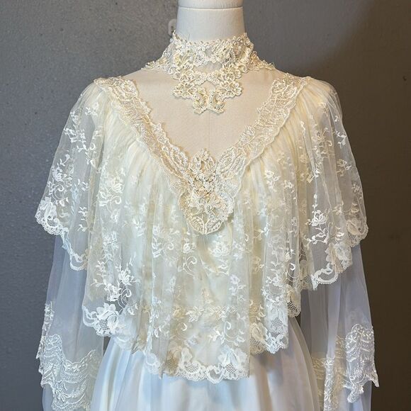 Vintage Alfred Angelo ivory lace wedding dress with veil. No size tags. - Picture 3 of 17